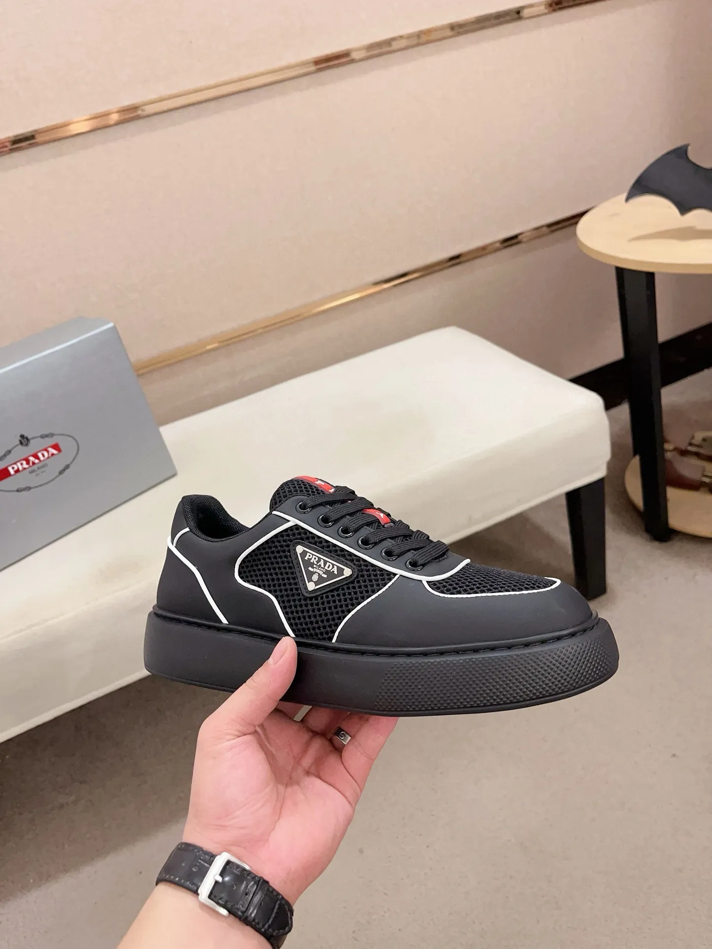 Men's shoes 💰 580💰 ✔️✔️✔️High-quality new PRADA counters are launched at the same time. The new men's shoes and 😘fabrics are selected from first-layer cowhide and are made by pure handicrafts. Lining: Full cowhide lining. 👍🏿 High-end ☄️ air-cushion molded anti-slip rubber outsole, exquisite lines, simple and elegant, comfortable and high-end for leisure travel. Code number: 38 to 44 (45 can be customized)